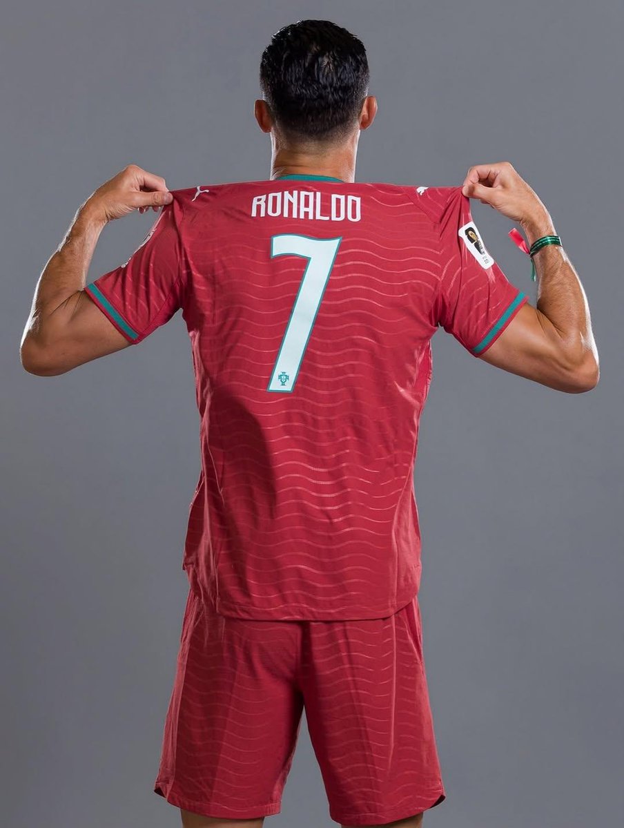 超写实克里斯蒂亚诺·罗纳尔多(Cristiano Ronaldo)肖像,身穿葡萄牙国家队球衣,7 号球衣,英雄般矗立在一座巨型足球场的中央,表…, 图片 3
