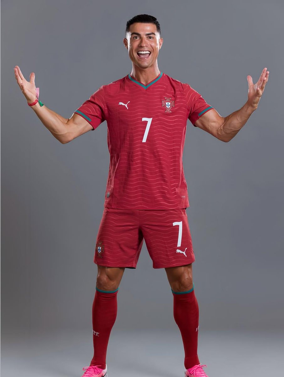 超写实克里斯蒂亚诺·罗纳尔多(Cristiano Ronaldo)肖像,身穿葡萄牙国家队球衣,7 号球衣,英雄般矗立在一座巨型足球场的中央,表…, 图片 4