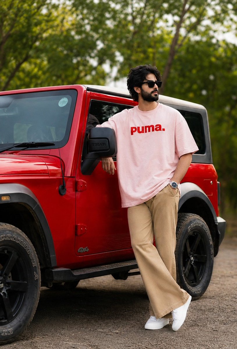 24岁 创作 卡其色 重磅 全身 宽松 粉色 T恤,带有红色文字 puma。喇叭裤。白色运动鞋。手表戴在左手。略微凌乱的深色头发 黑色太阳镜。…, 图片 1