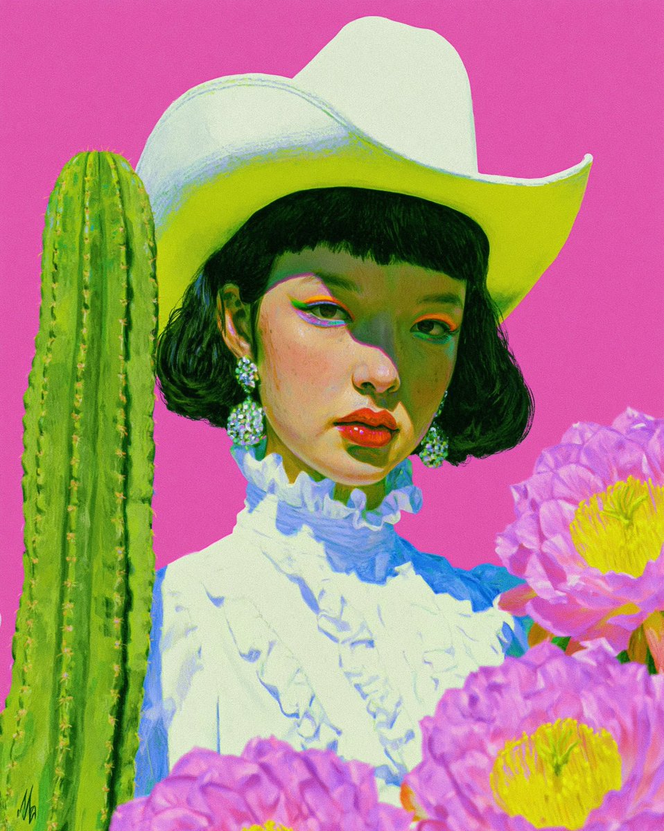 一幅女性肖像画,她头戴白色牛仔帽,身穿白色褶边上衣,黑色头发,妆容大胆,背景是鲜艳的粉色。她佩戴着大型闪亮的耳环。在前景中,她的左侧立着一棵高…, 图片 1