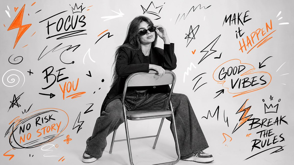 超写实黑白工作室人像,人物坐在一把简单的折叠椅上,穿着黑色西装外套、黑色T恤、喇叭裤和厚底运动鞋。姿态放松,双腿微微向前伸展,一只手随意地搭在…, 图片 2