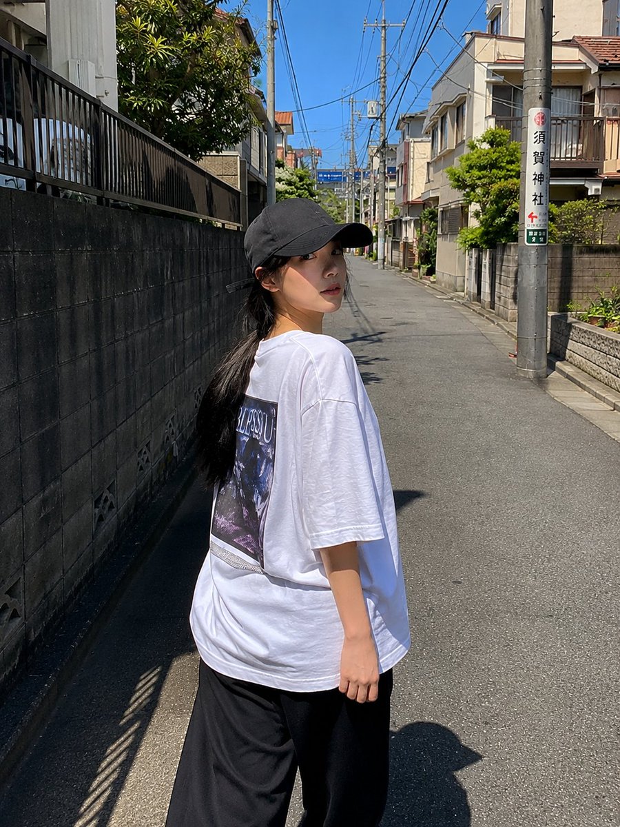 一位超美的年轻日本女性，拥有无瑕陶瓷般肌肤、自然红润的脸颊、光泽粉嫩的嘴唇、大而闪亮的杏仁眼，还有乌黑丝滑长发在风中肆意飞扬。她身着醒目的 o…, 图片 1