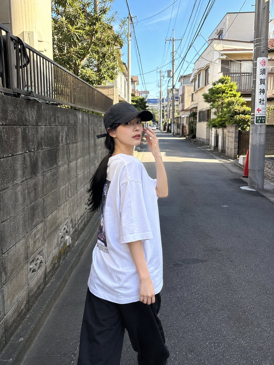一位超美的年轻日本女性，拥有无瑕陶瓷般肌肤、自然红润的脸颊、光泽粉嫩的嘴唇、大而闪亮的杏仁眼，还有乌黑丝滑长发在风中肆意飞扬。她身着醒目的 o…, 图片 2
