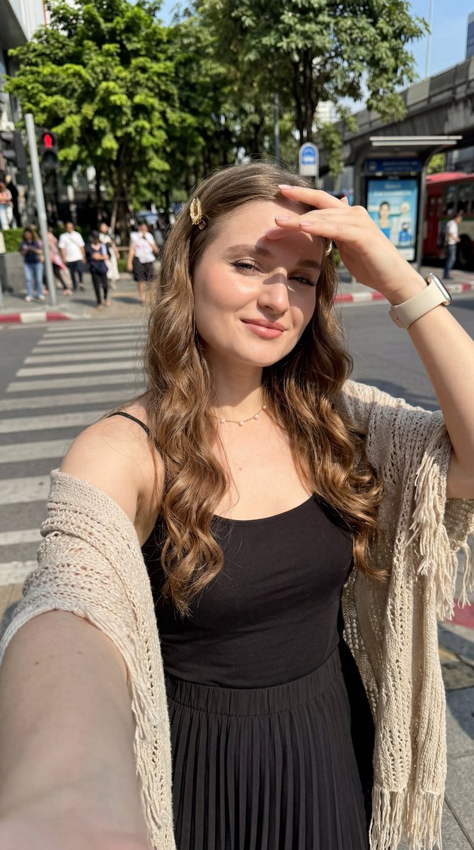 超写实 8K 近距离自拍,年轻欧洲女性,略仰拍视角,手臂伸展握着手机,明亮晴朗的白天,直射的强烈阳光,锐利的面部阴影,艺术化的高对比度光影,充…, 图片 1
