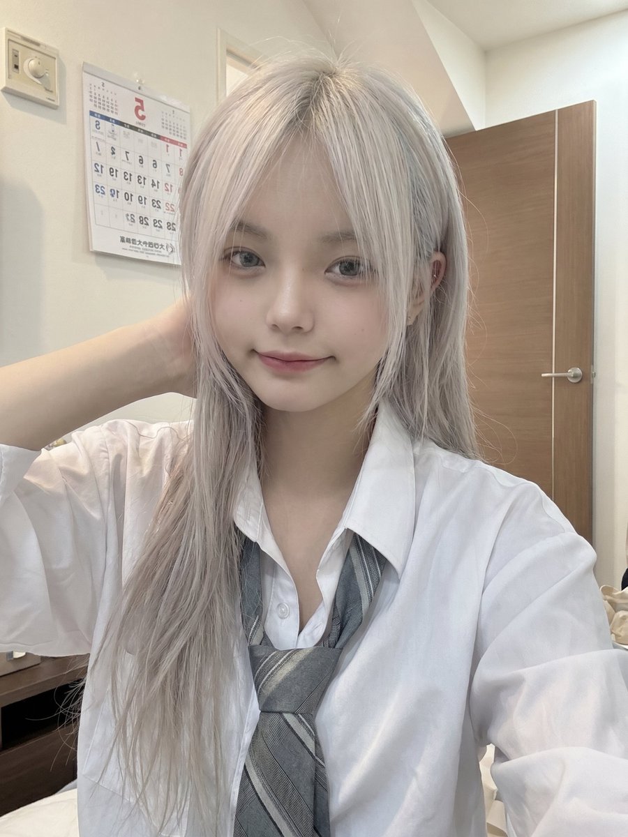 一位年轻的日本女孩,留着长长的银白色头发,柔软凌乱的刘海部分遮住眼睛,侧面编着一条用粉色丝带扎住的小辫子,穿着白色纽扣校服衬衫、灰色领带和校服…, 图片 1