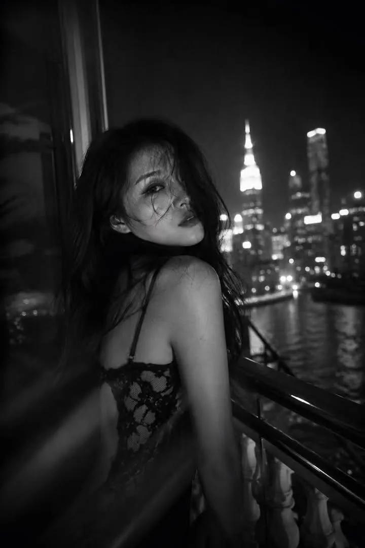 创作永恒的黑白电影感人像，运用戏剧性光效、胶片颗粒、情感氛围以及标志性的编辑美学。黑白光影色彩，胶片质感，人物质感，独特视角，一位[美丽的人物…, 图片 1
