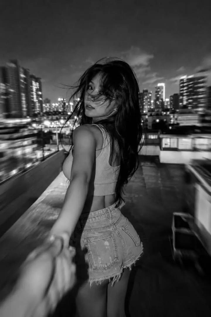 创作永恒的黑白电影感人像，运用戏剧性光效、胶片颗粒、情感氛围以及标志性的编辑美学。黑白光影色彩，胶片质感，人物质感，独特视角，一位[美丽的人物…, 图片 2