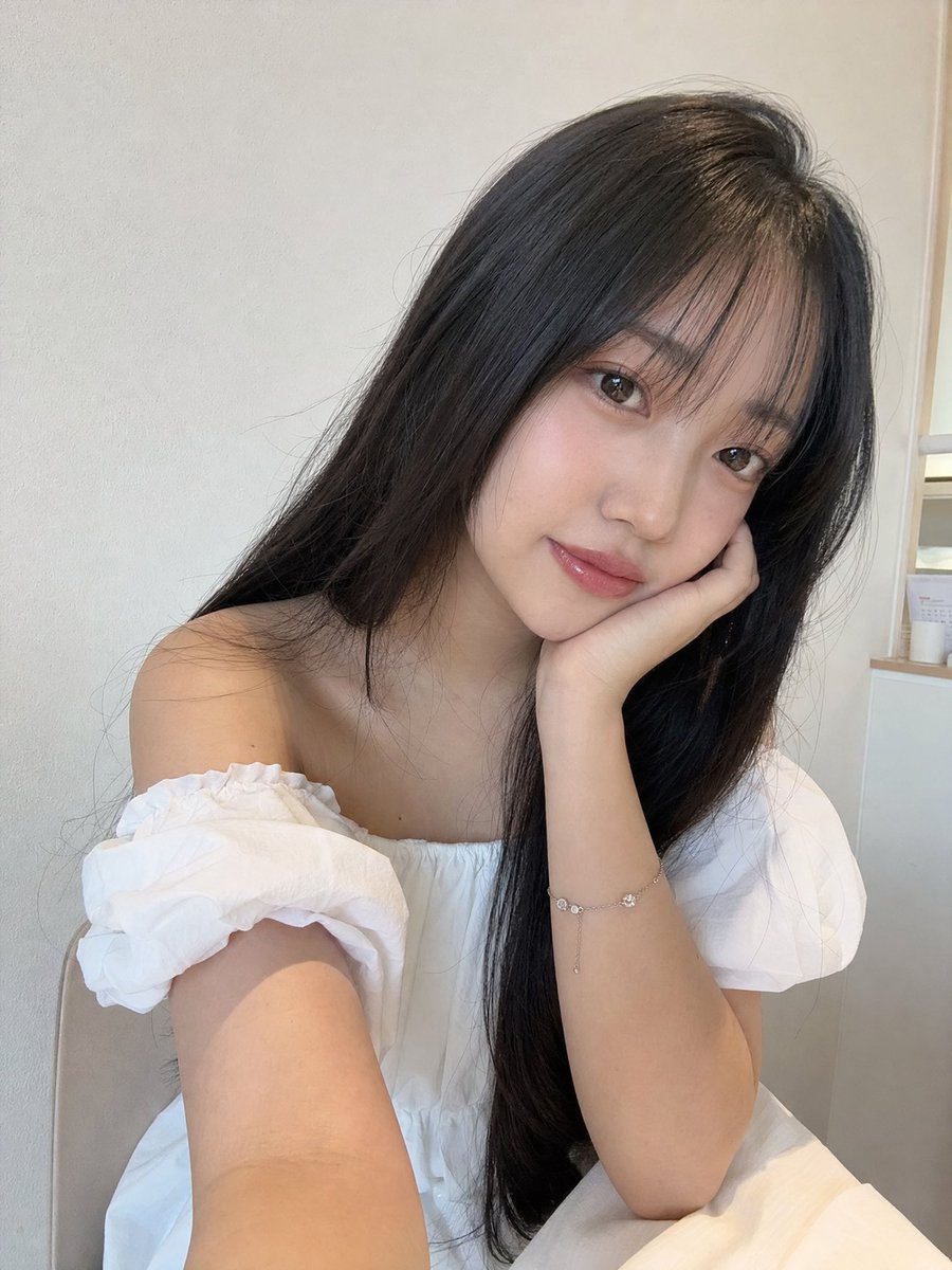 美丽的年轻日本女孩，长着丝般柔顺的黑色长发，柔和的刘海修饰脸庞，肌肤白皙透亮，自然的玫瑰色脸颊，粉润光泽的嘴唇，淡雅的日常妆容。身穿优雅的白色…, 图片 1