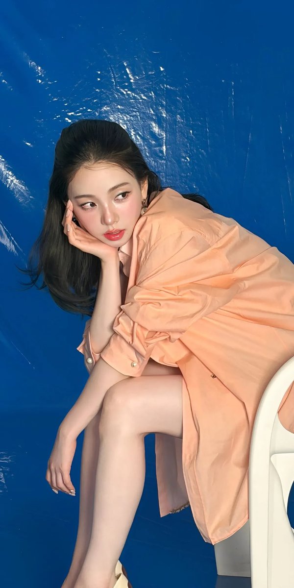 高端时尚编辑大片美妆广告,画面中是一位优雅的东亚女性模特,拥有无瑕瓷器般肌肤、水润自然的双唇、柔和的蜜桃色腮红以及细腻的微翘眼线。利落短款黑色…, 图片 2