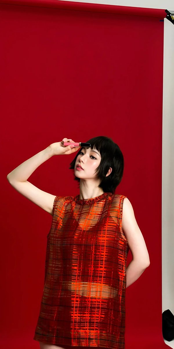 高端时尚编辑大片美妆广告,画面中是一位优雅的东亚女性模特,拥有无瑕瓷器般肌肤、水润自然的双唇、柔和的蜜桃色腮红以及细腻的微翘眼线。利落短款黑色…, 图片 4