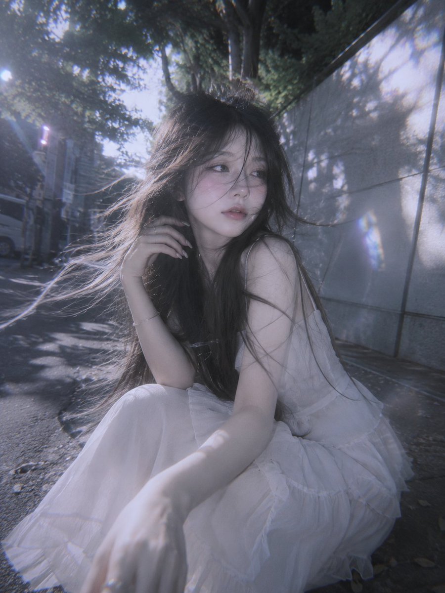 一位超现实的、如同人偶般的年轻女性，留着及腰的飘逸长发，以真实自然的抓拍肖像呈现，散发出柔和的日常魅力。她看起来有些害羞，但与镜头之间有一种温…, 图片 1
