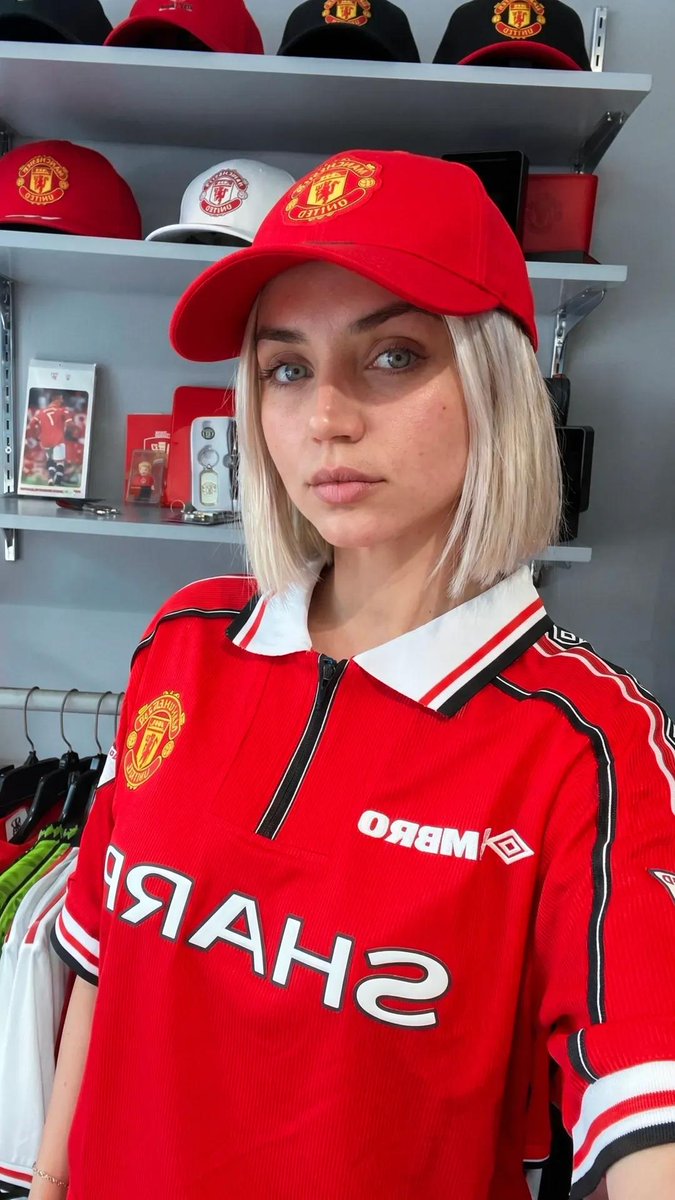 超现实的体育生活方式编辑风格人像：一位惊艳的女性足球迷，留着利落的铂金金色波波头发型，眼神呈冰蓝偏绿色，皮肤纹理自然，妆容柔和，神态自信。她身…, 图片 2