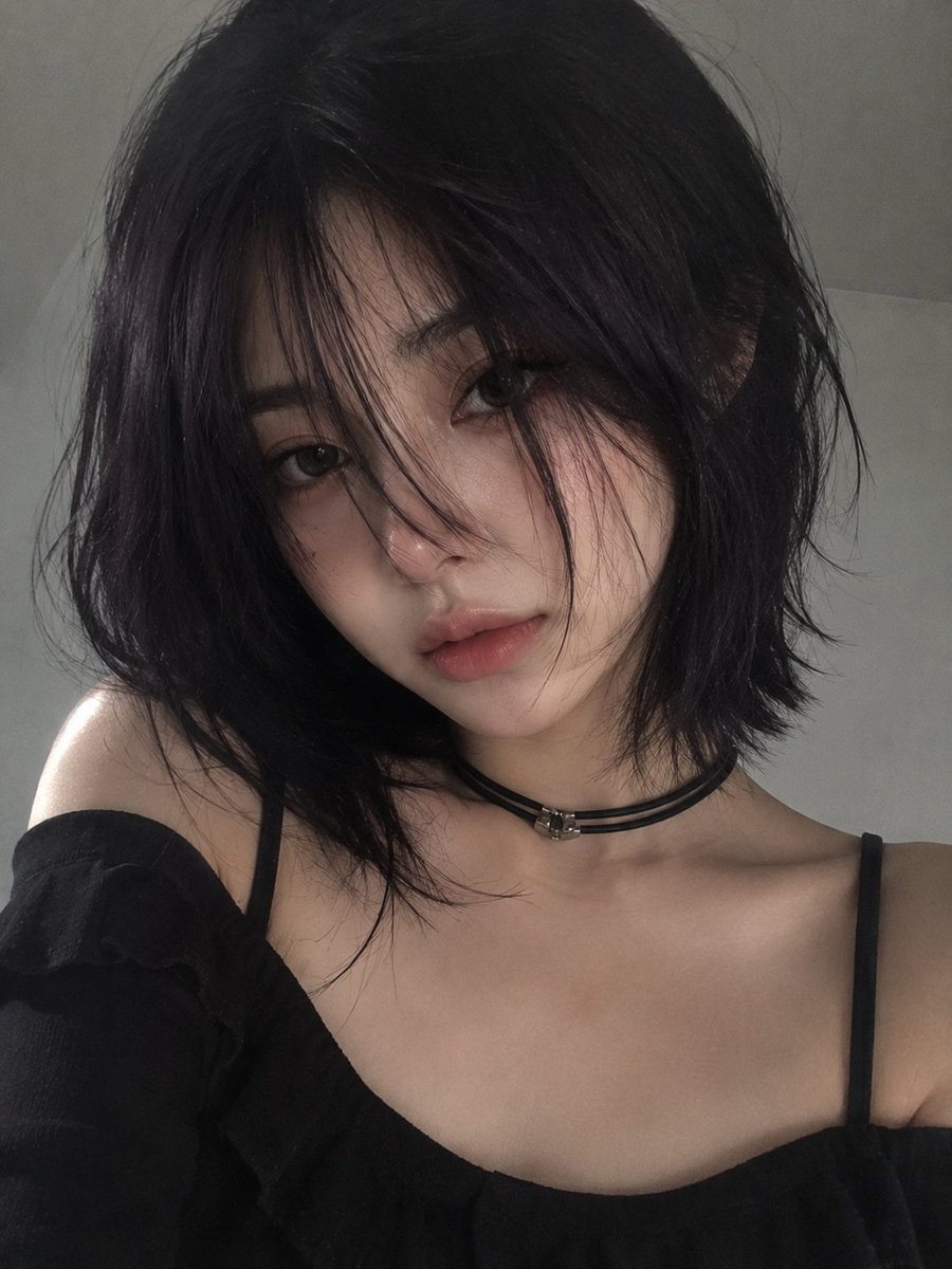 柔和极简风格的人像肖像:一位年轻女性,留着光滑的深紫黑色波波头与细长的碎刘海,刘海部分遮住一只眼睛,她轻轻地将一朵白色雏菊花举在唇前。苍白瓷器…, 图片 1