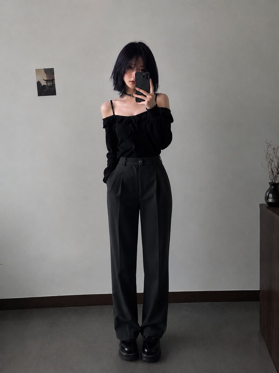 柔和极简风格的人像肖像:一位年轻女性,留着光滑的深紫黑色波波头与细长的碎刘海,刘海部分遮住一只眼睛,她轻轻地将一朵白色雏菊花举在唇前。苍白瓷器…, 图片 2
