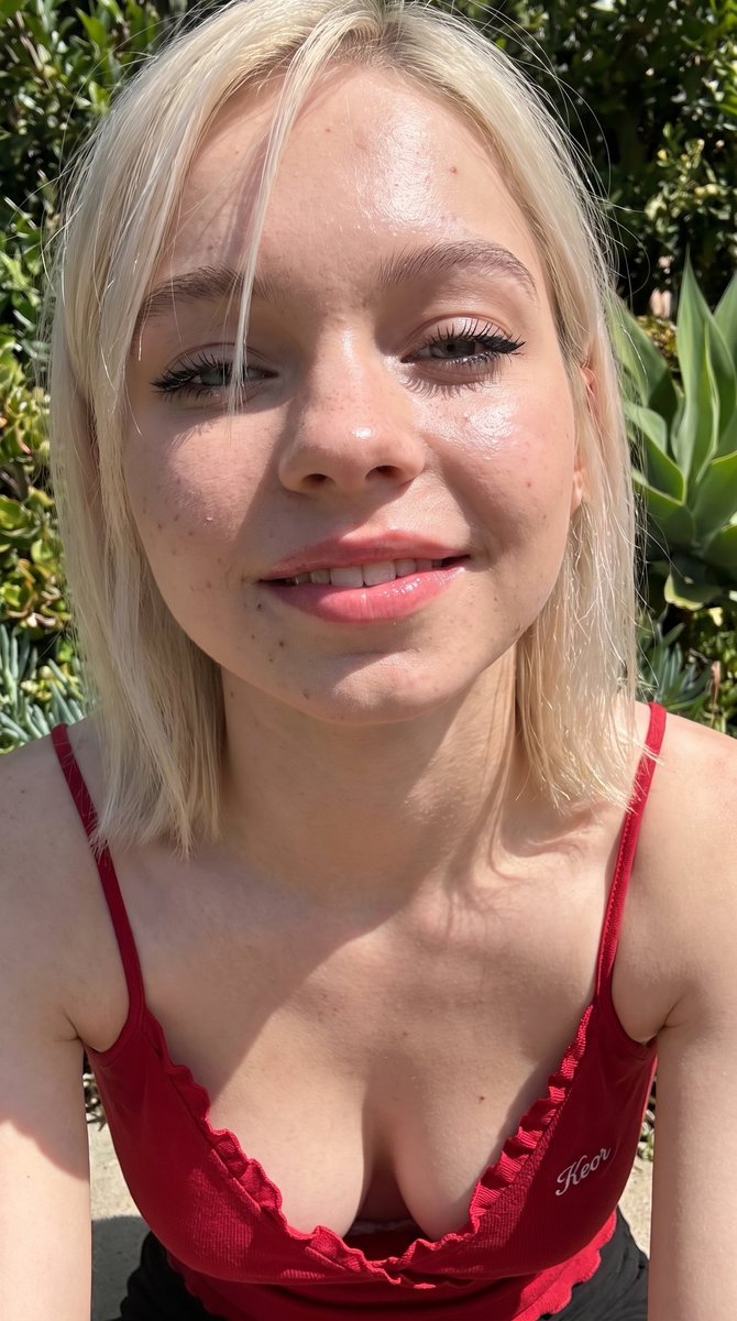 Emma Myers 真人版般的照片级超特写自拍,白皙至中等偏浅肤色,保留自然肌肤纹理,可见毛孔,被阳光直射后在额头、鼻尖、脸颊和下巴产生强烈…, 图片 1