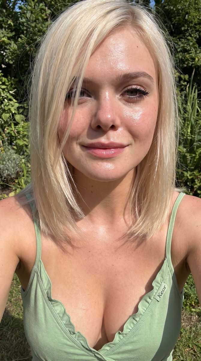 Emma Myers 真人版般的照片级超特写自拍,白皙至中等偏浅肤色,保留自然肌肤纹理,可见毛孔,被阳光直射后在额头、鼻尖、脸颊和下巴产生强烈…, 图片 4