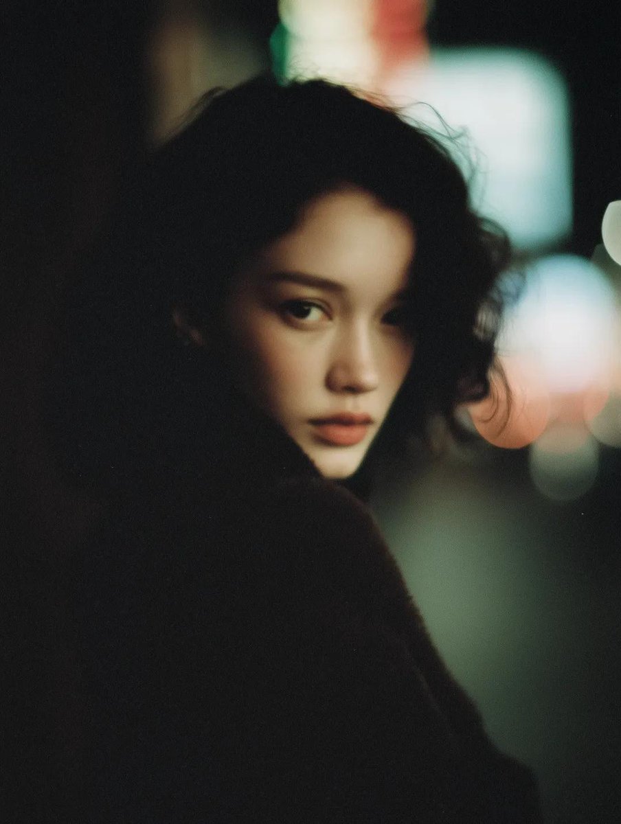 https://t.co/BcQxNtbEaZ 紧凑的编辑风格人像:一位年轻女性,留着短而深色微卷的头发,拥有自然的肌肤质感,包括柔和的雀斑。…, 图片 2