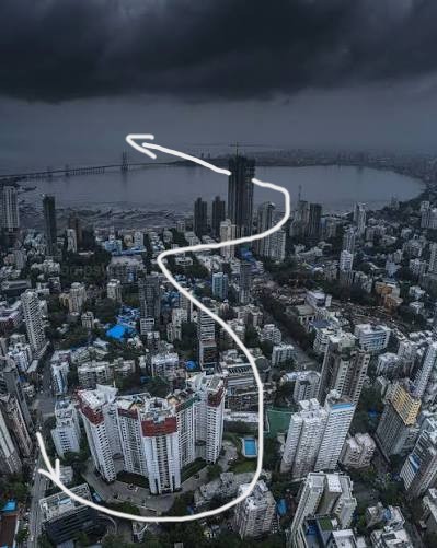参考说明:以所附的 @ Image 1 图片作为完全一致的首帧、城市布局、天际线、风暴氛围、海面位置、桥梁位置以及航拍构图参考。图中白色线条仅…, 图片 1