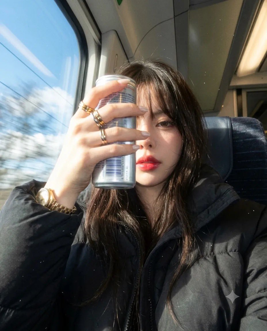 https://t.co/6iQMj3UM1g 一幅电影感的时尚人像照，镜头中是一位年轻女性，留着利落的齐下巴黑色波波头，皮肤如瓷般光滑，妆容…, 图片 4