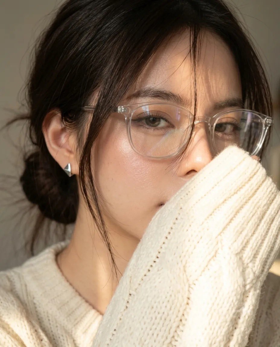 https://t.co/6iQMj3UM1g 一幅电影感的时尚人像肖像：一位年轻女性，留着利落的齐下巴黑色波波头，皮肤如瓷器般光滑，妆容为自…, 图片 3