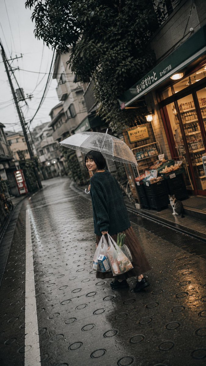 一张电影感、怀旧风格的生活方式摄影作品,拍摄于日本雨后湿漉漉的住宅街道上。一位年轻日本女性留着黑色短款波波头,站在道路中央,温柔地微笑着回头望…, 图片 3