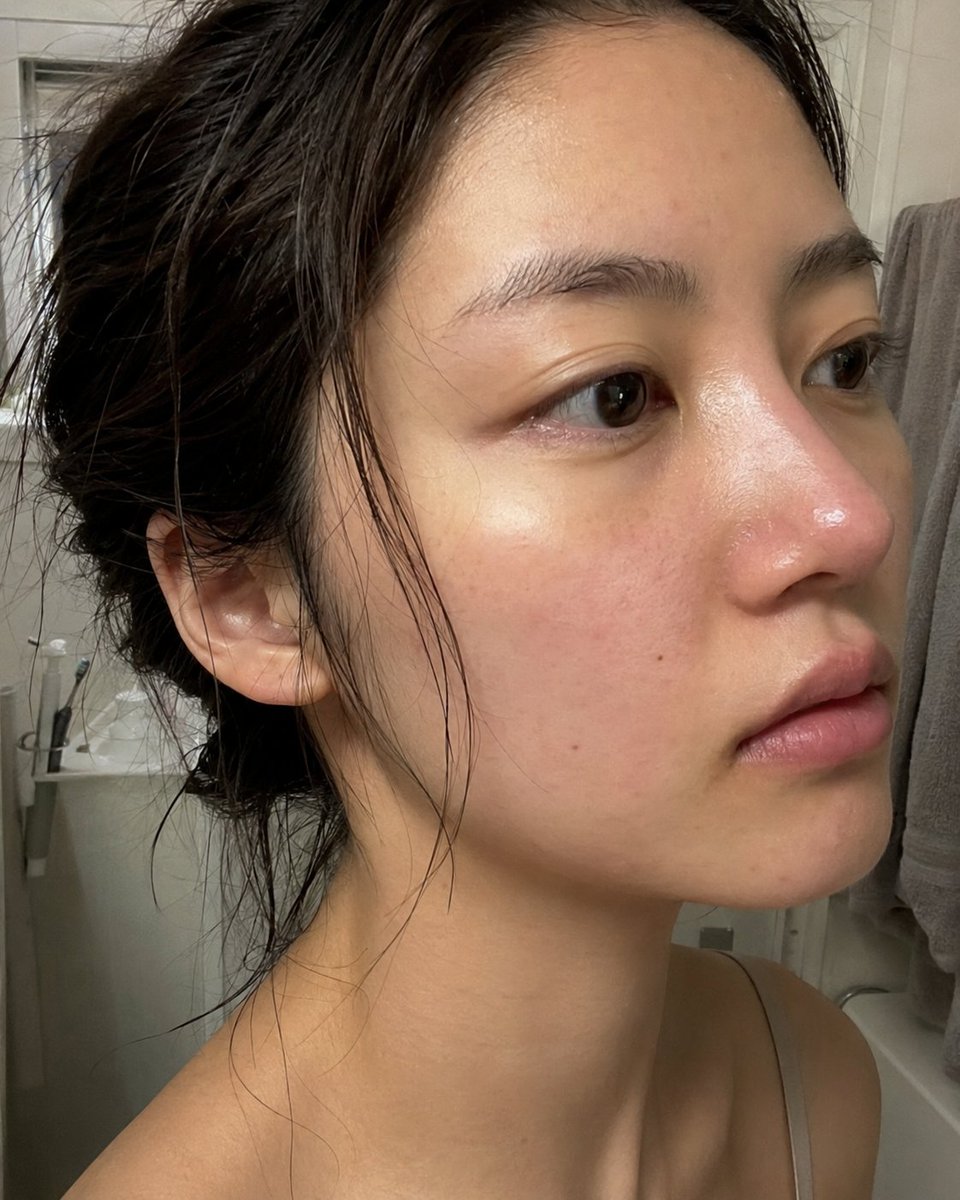 魅力，浓妆，完美构图，电影级打光，精致的发型，娃娃般的脸庞，平凡的面容，美颜滤镜般的肌肤，专业摆姿，pin-up 摆姿，恋物癖构图，隐蔽摄像头…, 图片 1