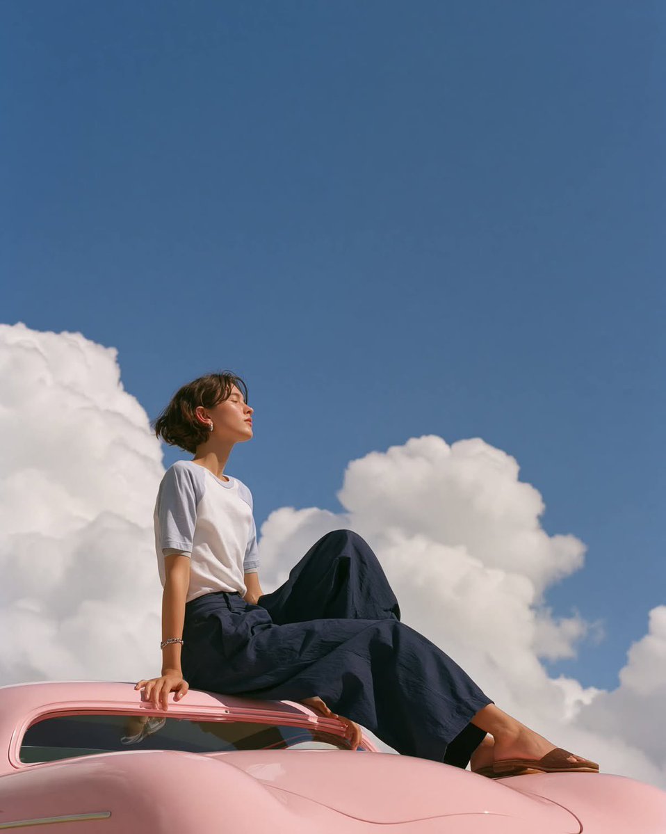 https://t.co/Rprj4INEps 柔和、梦幻般的编辑风格时尚照片：一位极简主义年轻女子优雅地倚靠在一辆复古粉彩粉色保时捷 356…, 图片 2