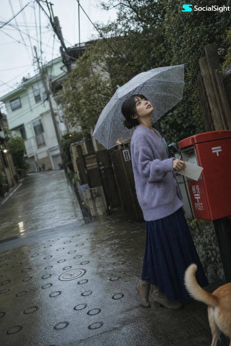 一张电影感、怀旧风格的生活摄影照片，拍摄于日本雨后湿漉漉的住宅街道。一名留着利落齐下巴短波波头的年轻日本女性站在一辆经典的妈妈骑（mamach…, 图片 1