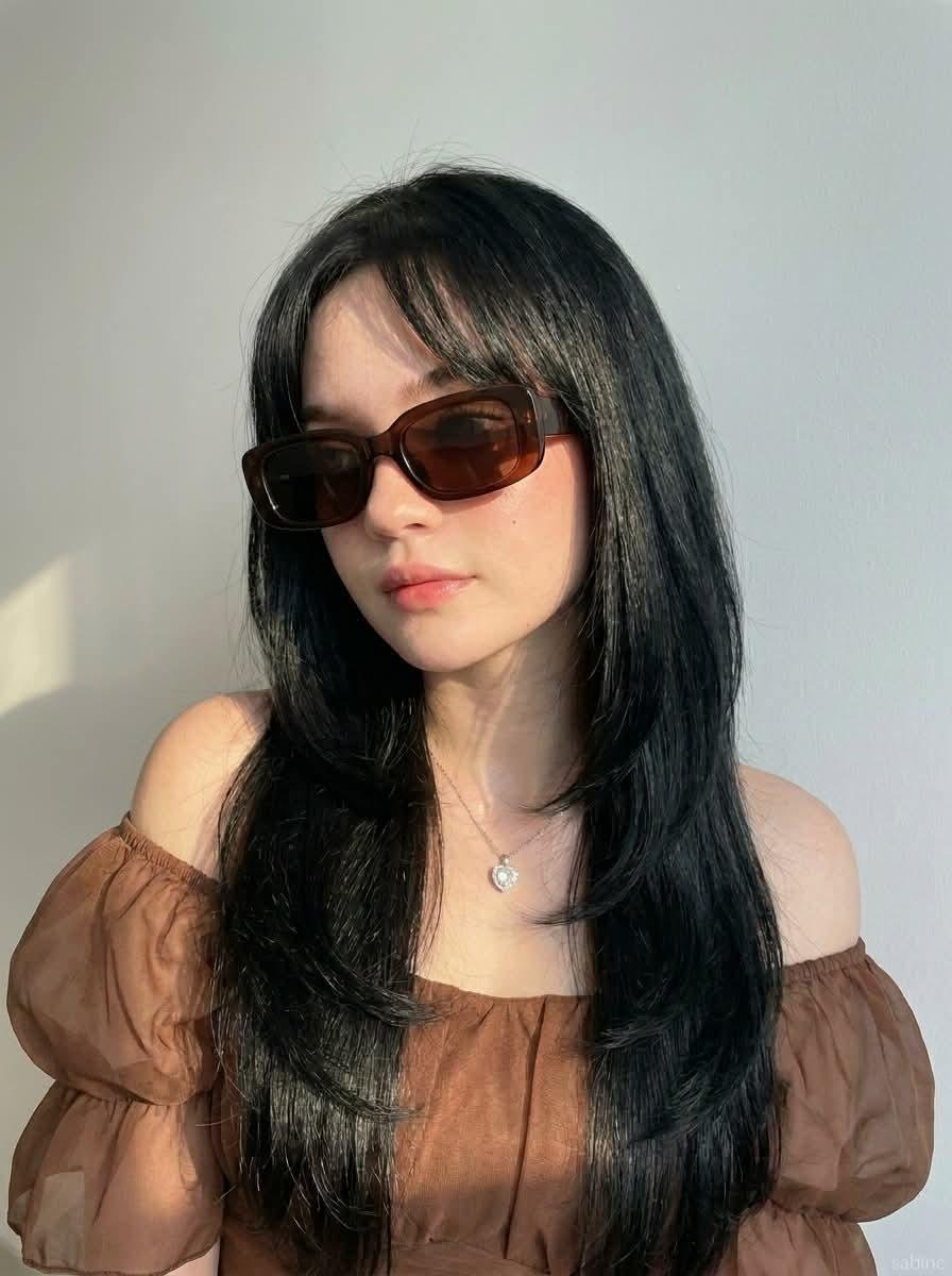 超写实特写肖像:一位美丽的年轻女子在室内,站立于一面干净极简的浅灰色墙壁前,墙上无任何装饰,柔和的清晨自然阳光从左侧透过窗户洒入,在她面部与肩…, 图片 2