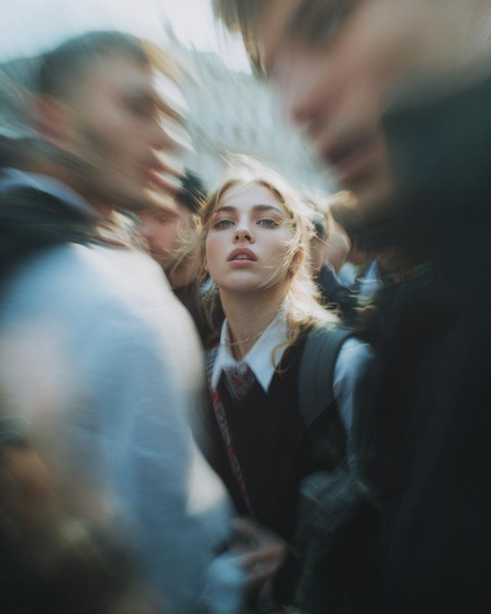 狗仔队风格的极近景特写照片，一位面部特征鲜明的女性，在毫无防备时猛然转向镜头。仅拍摄面部与肩膀，采用低角度仰拍。强烈的硬光直闪，高ISO颗粒感…, 图片 1
