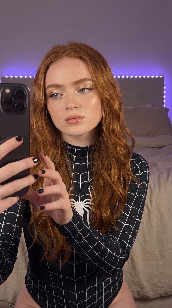 温馨的夜晚,紫色灯光,带一点超级英雄能量。🕸️💜✨, 图片 1