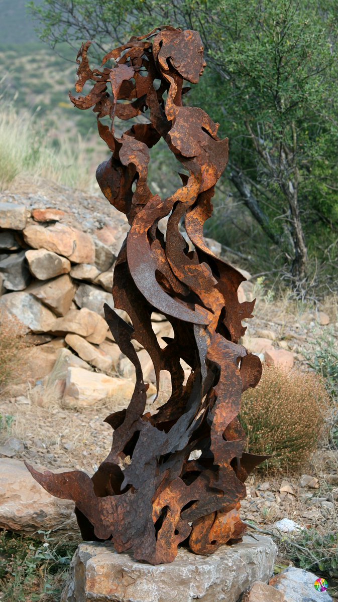 OBJECT= 一件精致的雕塑,描绘一位母亲与儿子,造型有机而流动, 图片 1