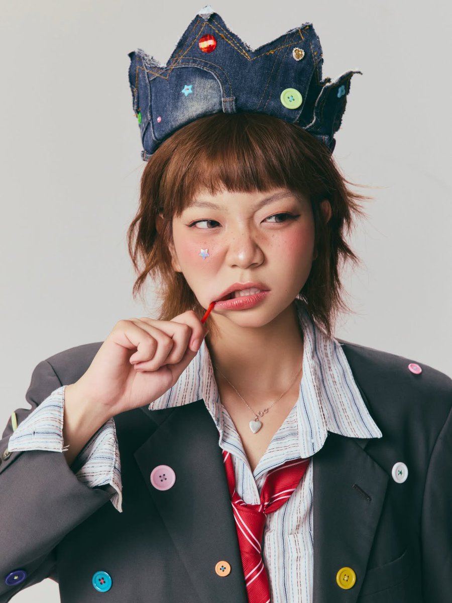 超写实编辑时尚肖像：一位俏皮的年轻女性，留着短款层叠栗棕色波波头与齐整的直刘海，柔和自然妆容配以玫瑰色腮红，鼻梁上有淡淡的雀斑，粉色光泽唇，长…, 图片 3