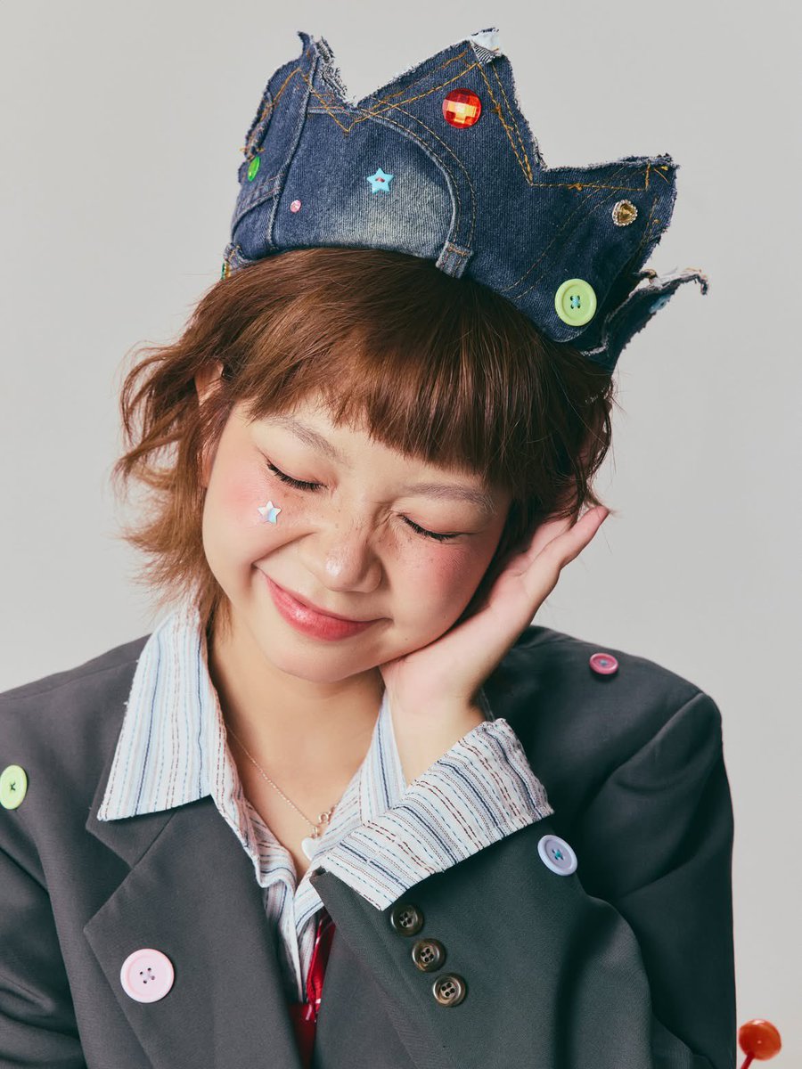 超写实编辑时尚肖像：一位俏皮的年轻女性，留着短款层叠栗棕色波波头与齐整的直刘海，柔和自然妆容配以玫瑰色腮红，鼻梁上有淡淡的雀斑，粉色光泽唇，长…, 图片 4