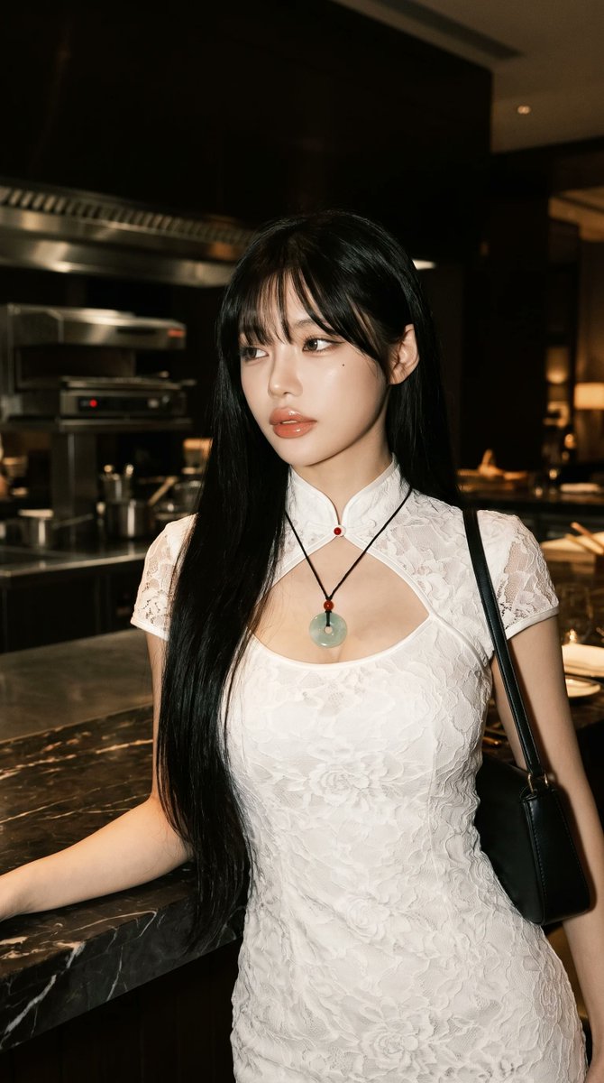 超写实肖像:一位优雅的年轻东亚女性,夜晚站立在一家豪华现代餐厅内。, 图片 2