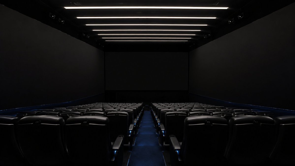 创建一个高度逼真的空电影院观众厅，紧密参考真实的 4DX with ScreenX 影厅外观，呈现现代商业影院的观感：中央前置银幕，投影画面延…, 图片 1