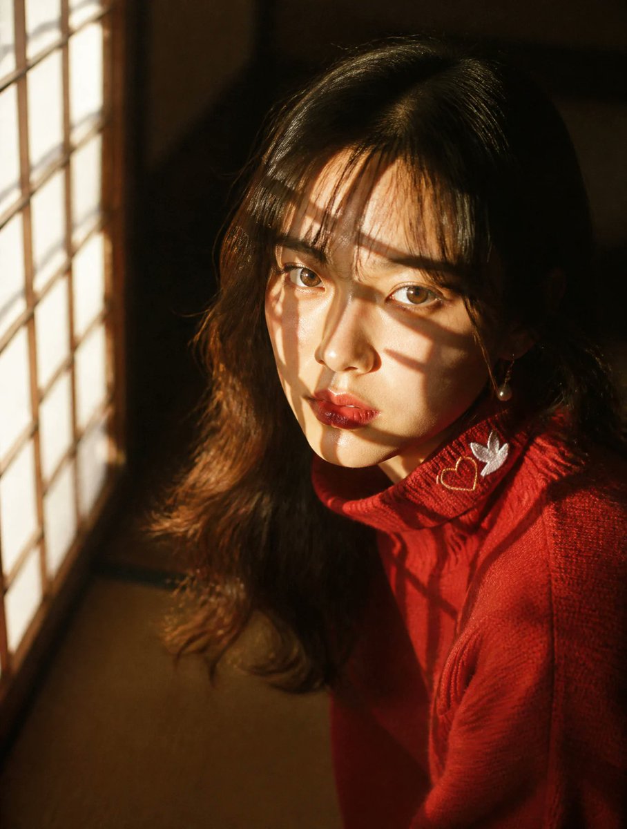 亲密的特写肖像:一位年轻的日本女性跪坐在纸糊障子门旁,傍晚金色的阳光透过障子的木格栅切割而入,在她的脸庞与发丝上投下锐利的几何网格阴影——比百…, 图片 1