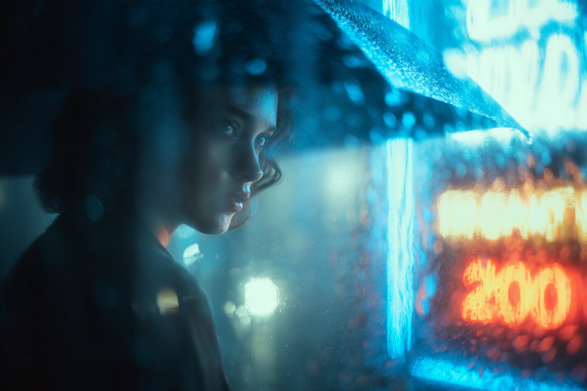 透过布满雨滴的玻璃看到的逼真[主体]。雾气弥漫的氛围，冷色调电影感光影，蓝光与钨丝灯光交织，伴有散景扭曲。情绪化且富有感染力，具备电影剧照的美…, 图片 2