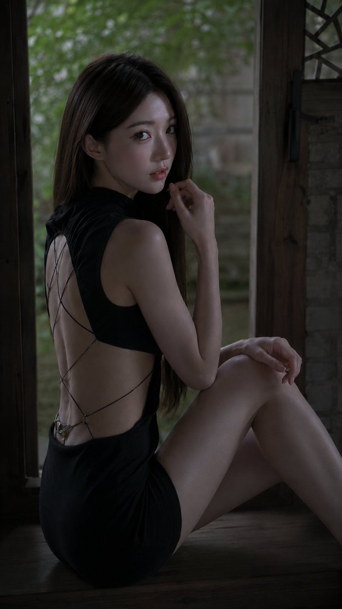 创作一幅写实的竖幅室内时尚大片肖像，描绘一位21岁以上的东亚成年女性，她坐在昏暗复古室内深色木质窗台上。她位于画面中心偏左的位置，画面从大腿上…, 图片 1