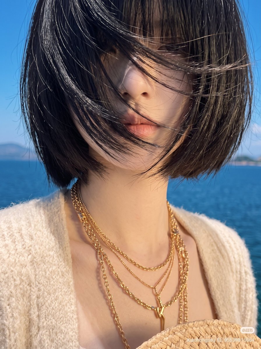 东亚年轻女性审美生活方式肖像，齐刘海黑色短发波波头，强烈的海风戏剧性地将所有头发吹过面部完全遮住眼睛，营造神秘的无脸美学，嘴唇和鼻子透过被风吹…, 图片 2
