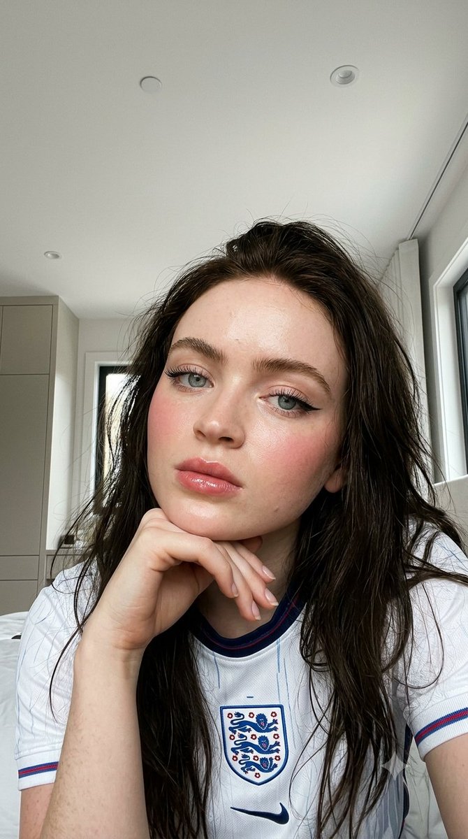 法国还是英格兰？Sydney Sweeney 还是 Sadie Sink？Gemini Nano Banana 2 提示词 一幅写实风格的肖像…, 图片 2