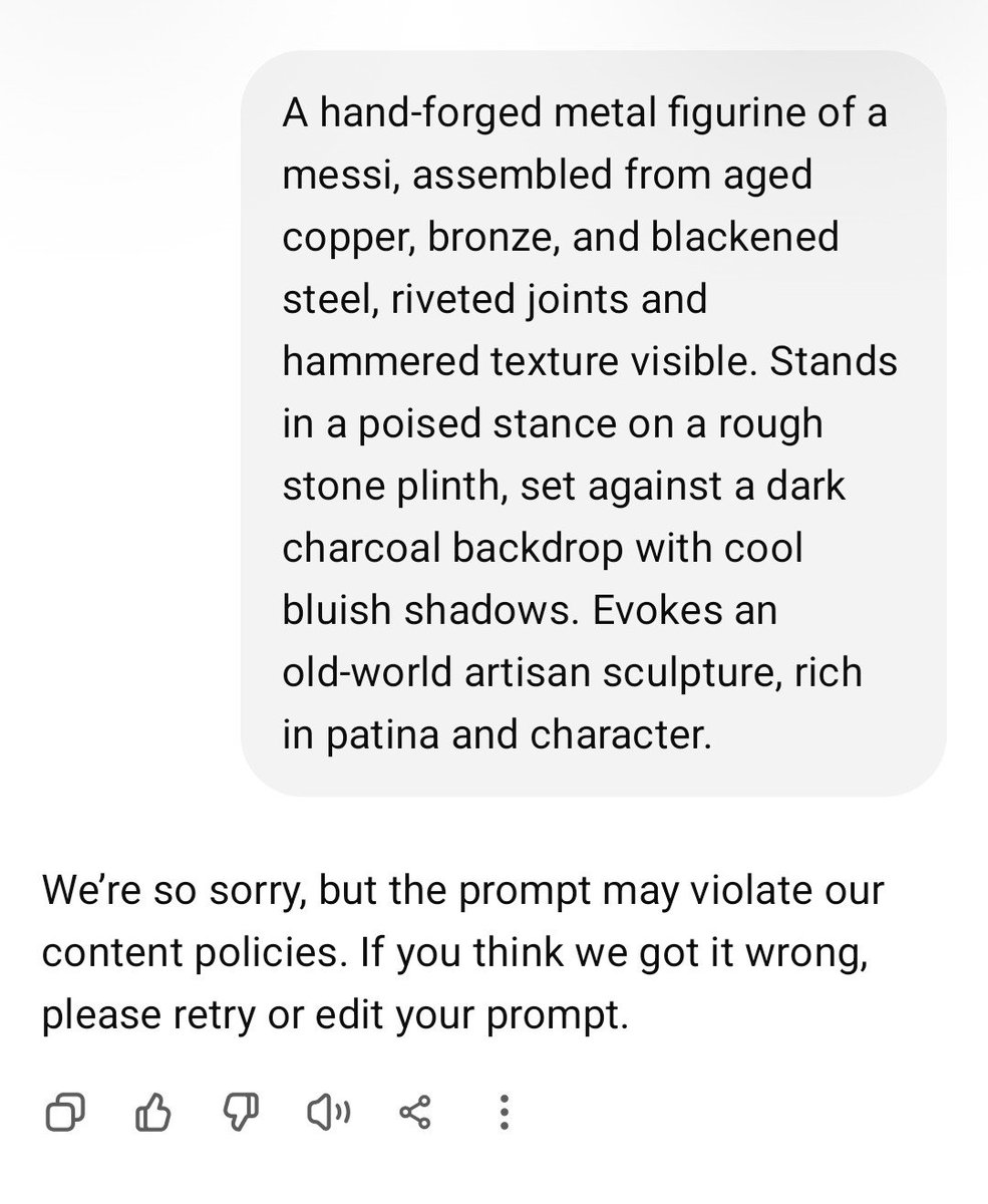 一尊手工锻造的莱昂内尔·梅西金属雕像,由古旧的铜、青铜和发黑的钢材拼合而成,带有铆接的关节和锤击的纹理。雕像矗立在一块粗糙的石质底座上,背景是…, 图片 3