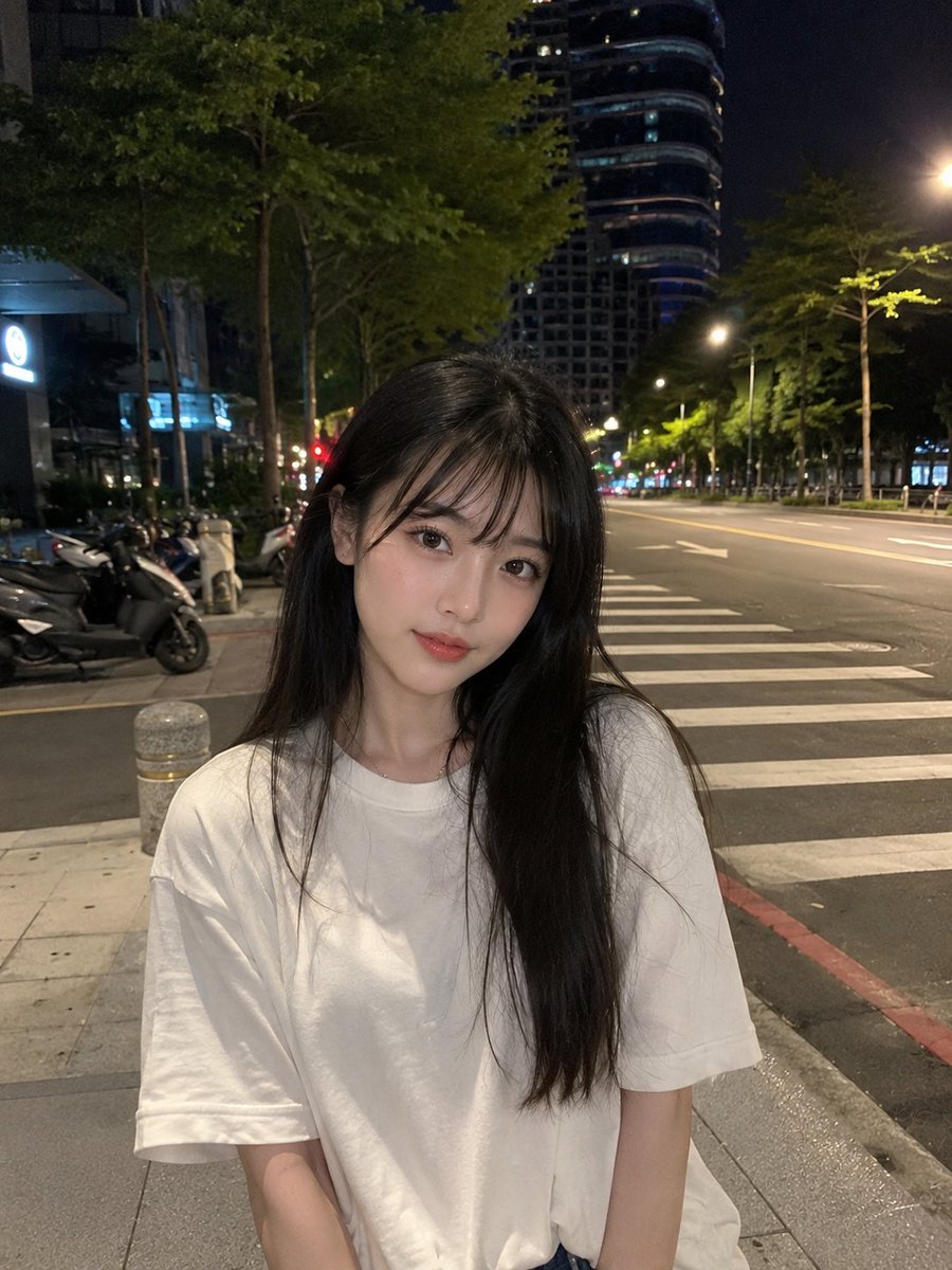 超逼真的智能手机照片:一位美丽的年轻日本女性,皮肤光滑白皙,面部自然柔和,五官精致,大而富有表现力的棕色眼睛,粉嫩有光泽的嘴唇,黑色长直发丝般…, 图片 2