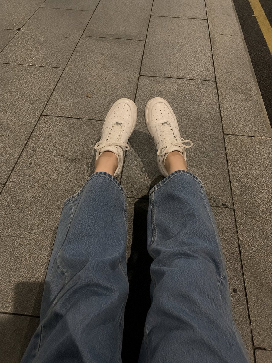 超逼真的智能手机照片:一位美丽的年轻日本女性,皮肤光滑白皙,面部自然柔和,五官精致,大而富有表现力的棕色眼睛,粉嫩有光泽的嘴唇,黑色长直发丝般…, 图片 4