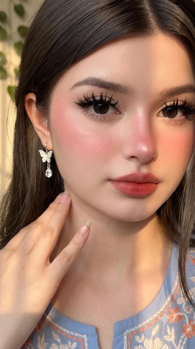 请原样保留她原有的面部特征。她天生容貌美丽,面部对称性完美。她应显得年轻且有女性魅力,拥有自然丰满的胸部,而非平坦的胸部。, 图片 1