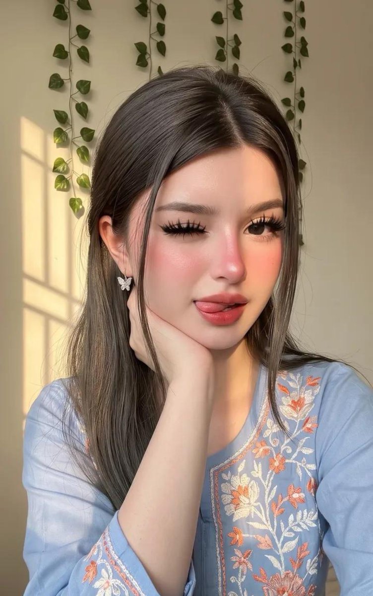 请原样保留她原有的面部特征。她天生容貌美丽,面部对称性完美。她应显得年轻且有女性魅力,拥有自然丰满的胸部,而非平坦的胸部。, 图片 2