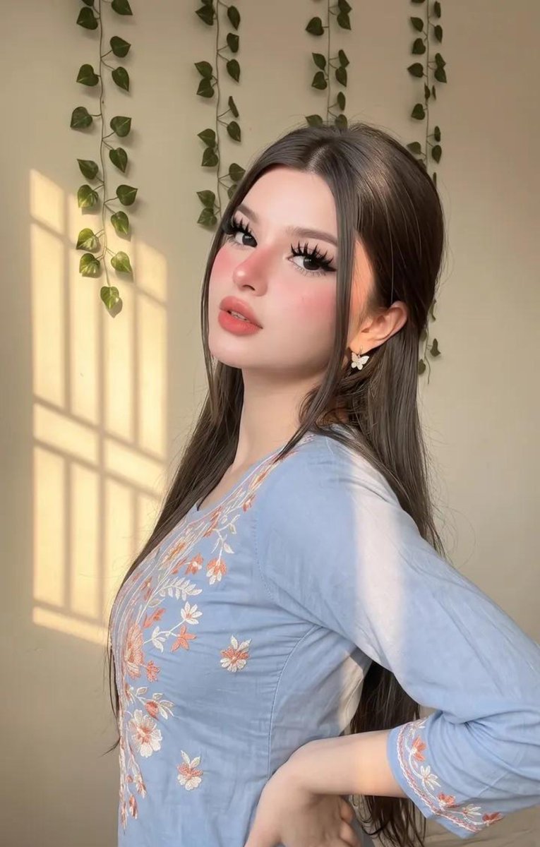 请原样保留她原有的面部特征。她天生容貌美丽,面部对称性完美。她应显得年轻且有女性魅力,拥有自然丰满的胸部,而非平坦的胸部。, 图片 3
