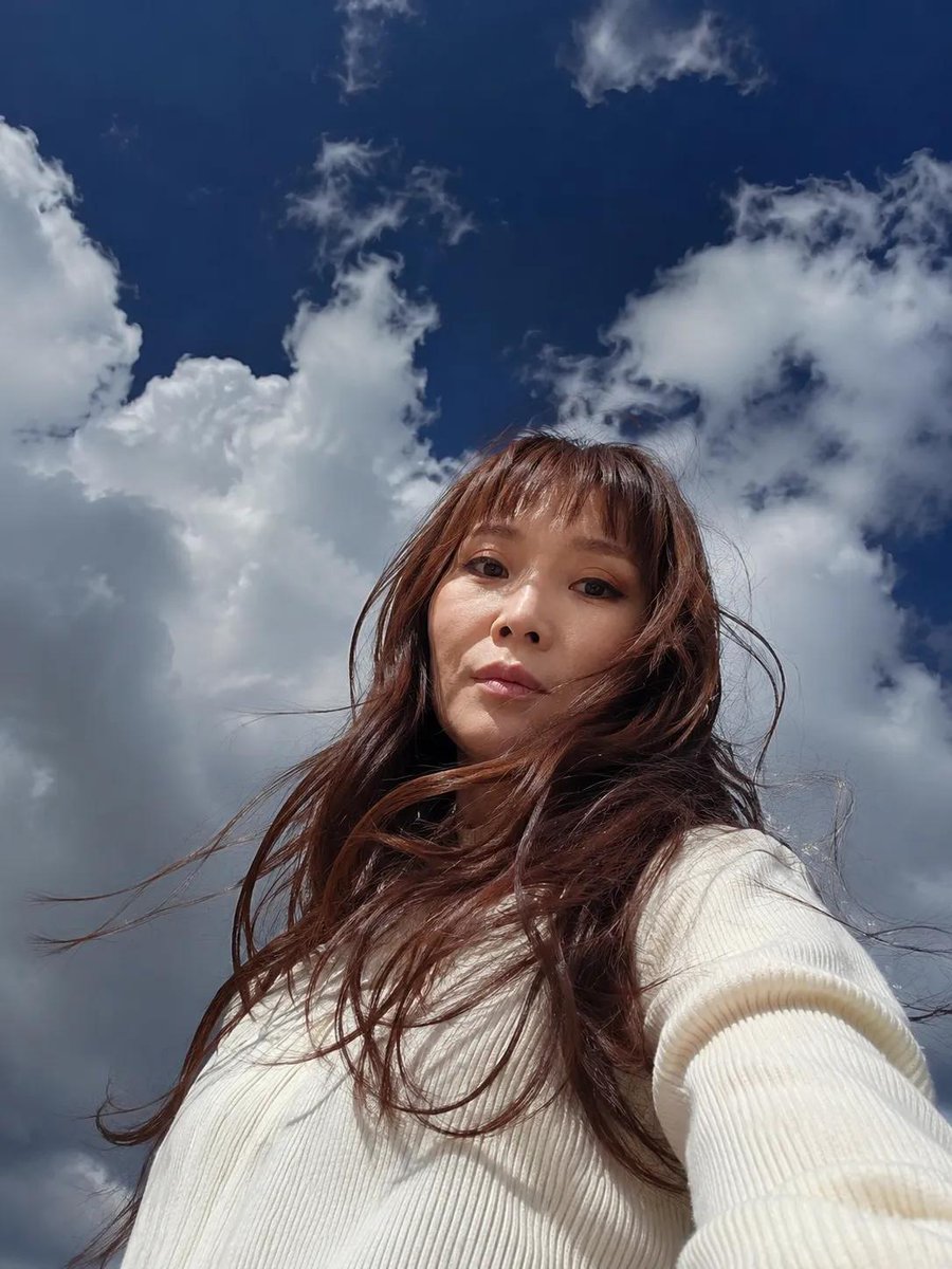 一张原始、真实的智能手机照片，具有Pinterest美感的风格，在黄金时刻拍摄。无CGI，无AI生成效果，也无过度修图。美丽、健康、光滑的皮肤…, 图片 1