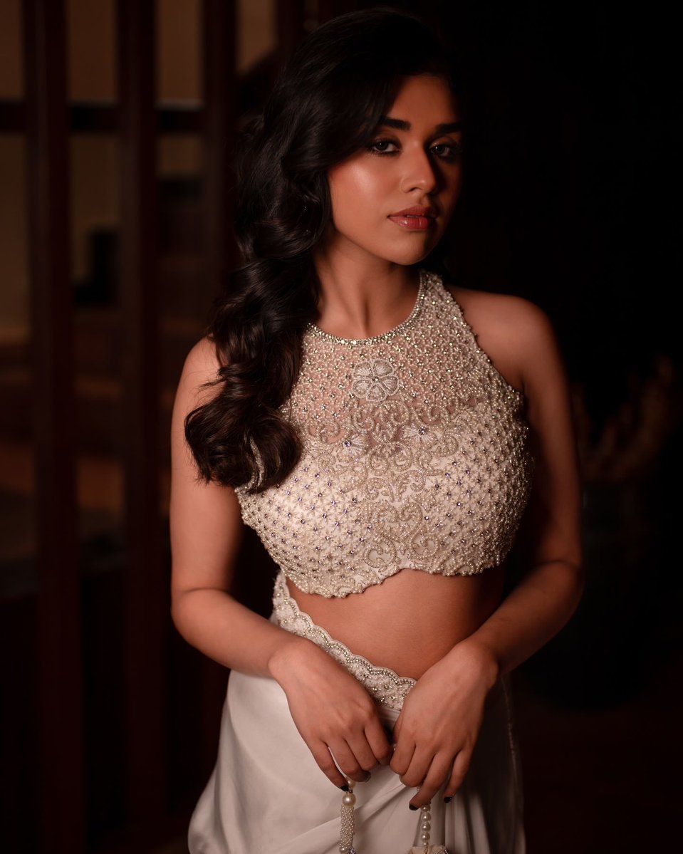 超写实 8K RAW DSLR 肖像照,一位令人惊艳的年轻印度女性,中等肤色完美无瑕,可见自然毛孔与细腻皮肤纹理,精确复刻参考图像中的面部特征…, 图片 2