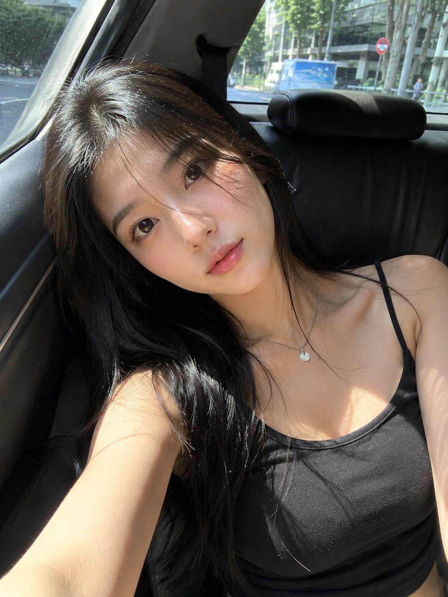 一张超写实的智能手机自拍照，主体是一位美丽的年轻日本女性，拥有光滑的瓷白肌肤、柔和自然的五官、大而温暖的棕色眼睛、自然泛红的脸颊、有光泽的粉色…, 图片 1